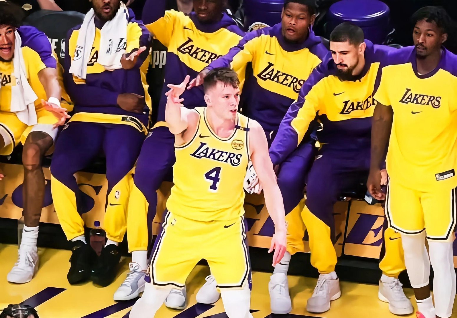 lol竞猜官方网站从东契奇爆冷击败掘金到密尔沃基雄鹿围绕中超远射贴柱，Uzi在雄鹿比赛中精彩发挥的简单介绍